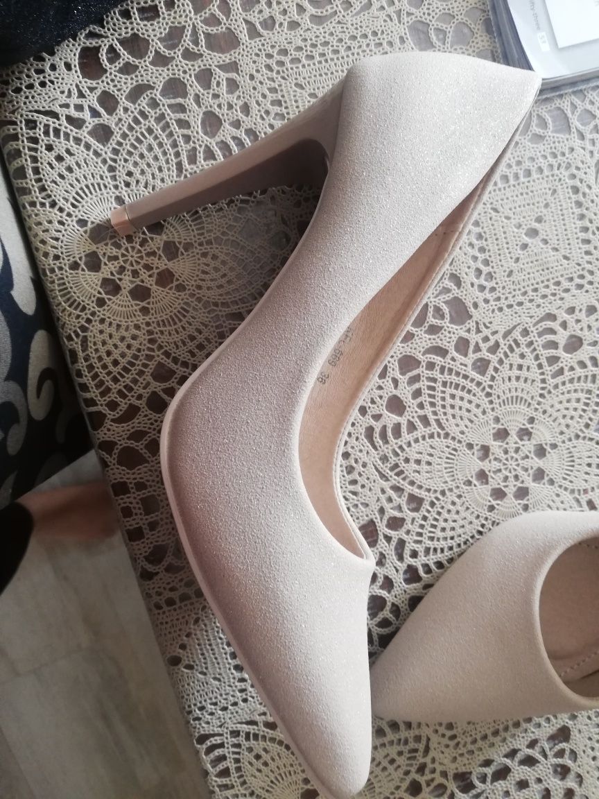 Pantofi eleganți noi