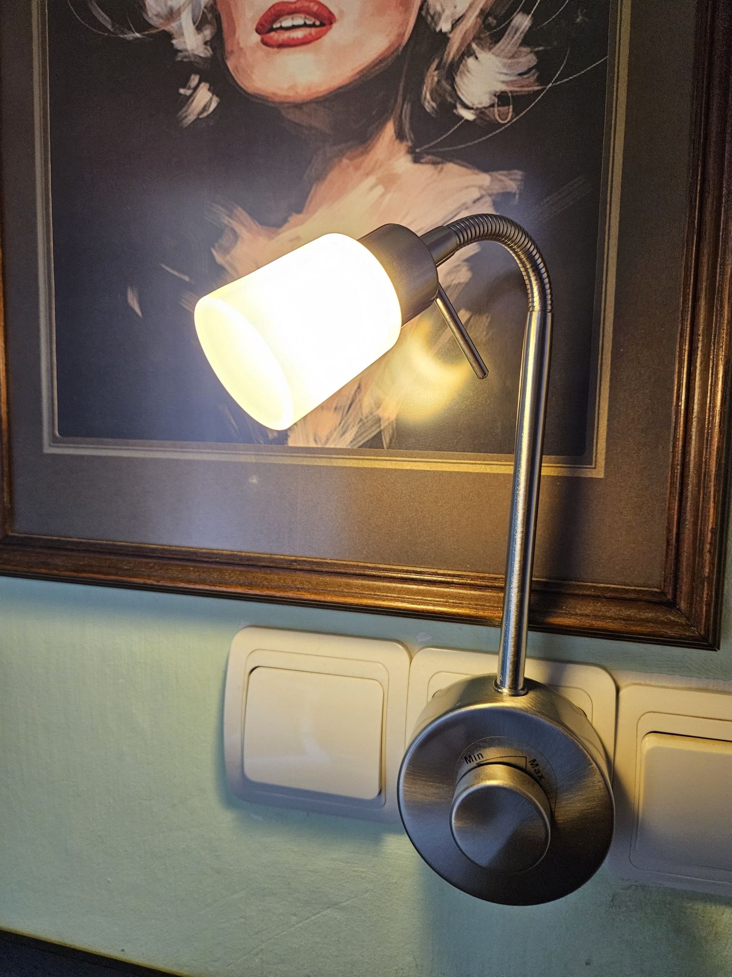 Lampă cu led ( lumină reglabilă)