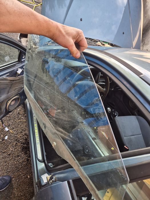 Стъкла за мицобиши каризма