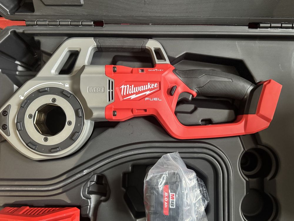Dispozitiv de filetat țevi Milwaukee 1 ¼″ M18 FUEL ONE-KEY