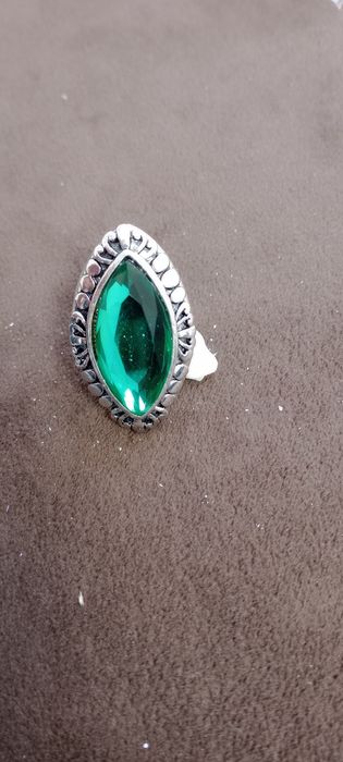 Vând inel cu smarald