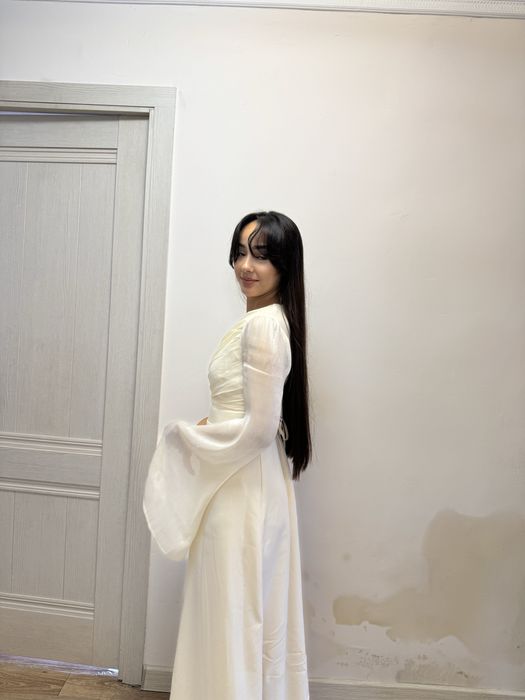 Элегантное бежевое платье, блестящее, размер 46