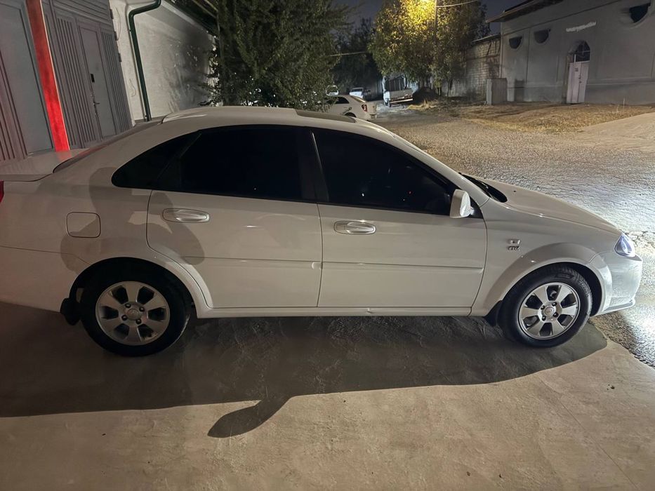 Gentra 3 avtomat sotiladi