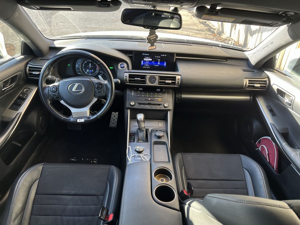 Lexus IS 300H F-Sport