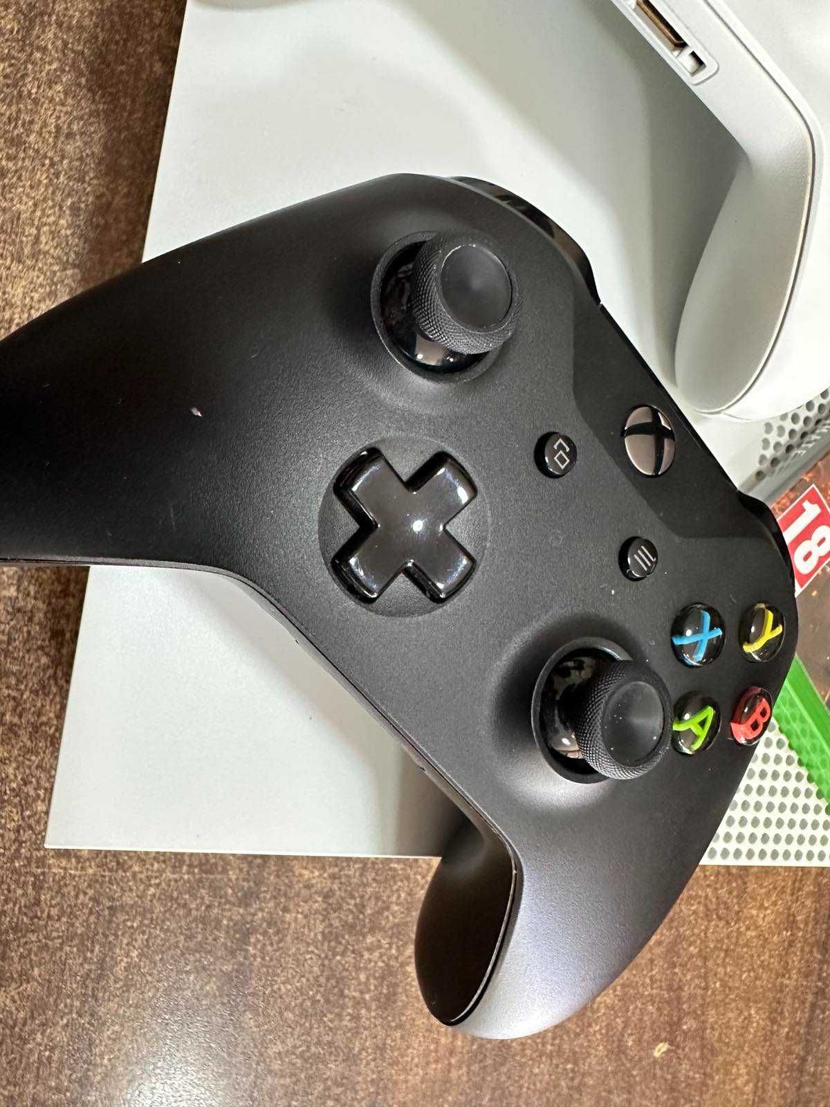 Xbox One S 1TB 2 джойстика и 1 игра