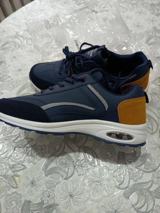 Продам кроссовки новые