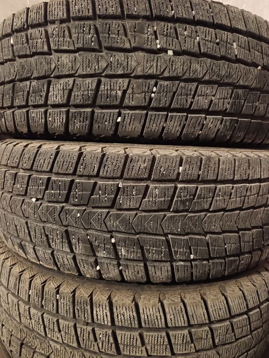 Продаю зимние покрышки марки ROADSTONE размер 215/65/16