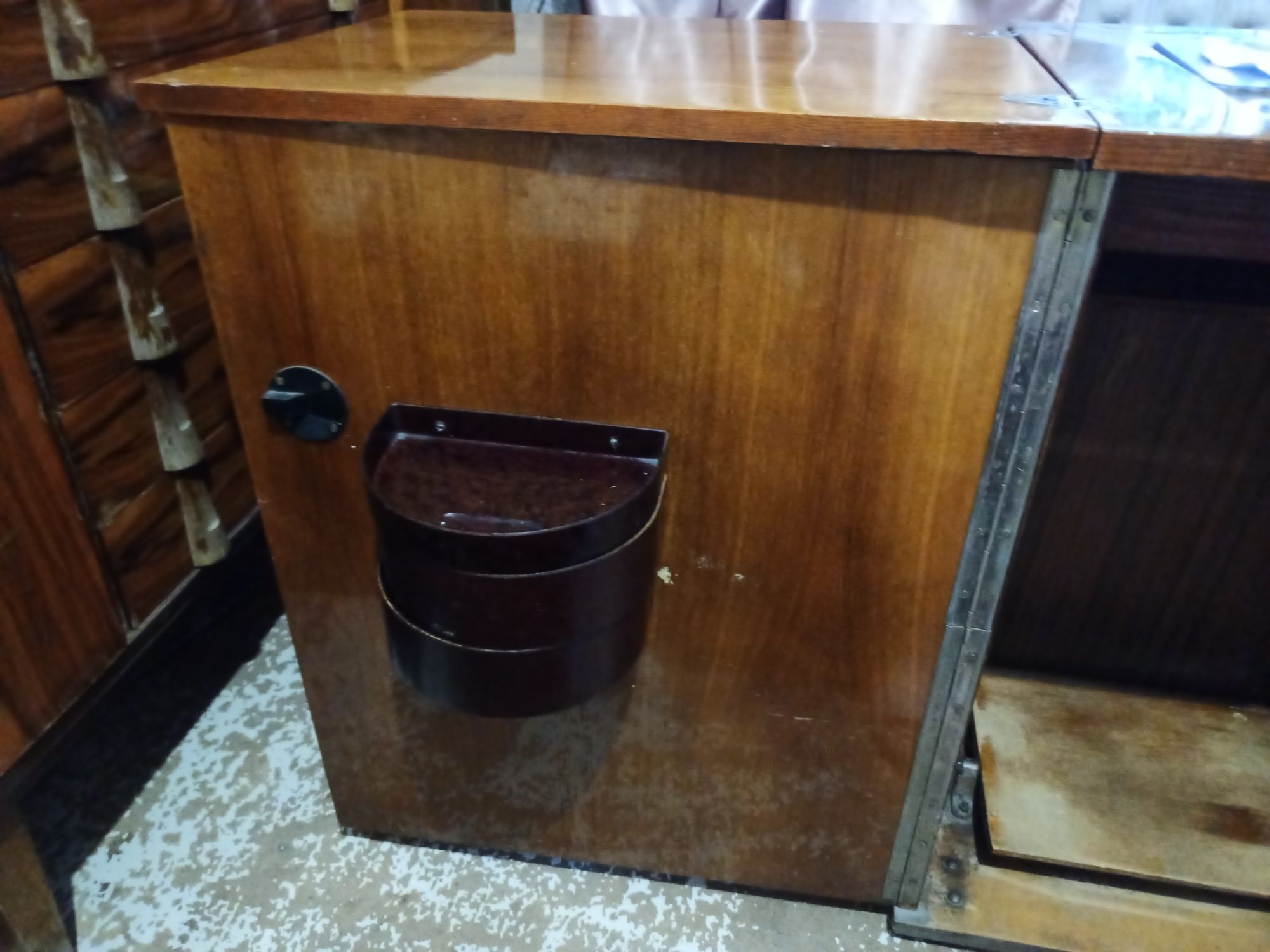 Продам  ножную швейную машинку Чайка.  Состояние рабочее.