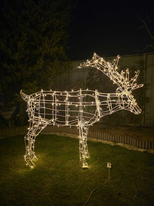 Крупный светящийся олень