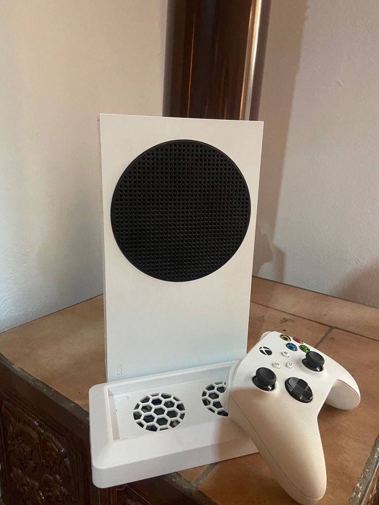 Vând Xbox series s + joystick + cooler