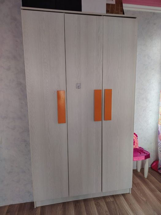 Продам шкаф в детскую