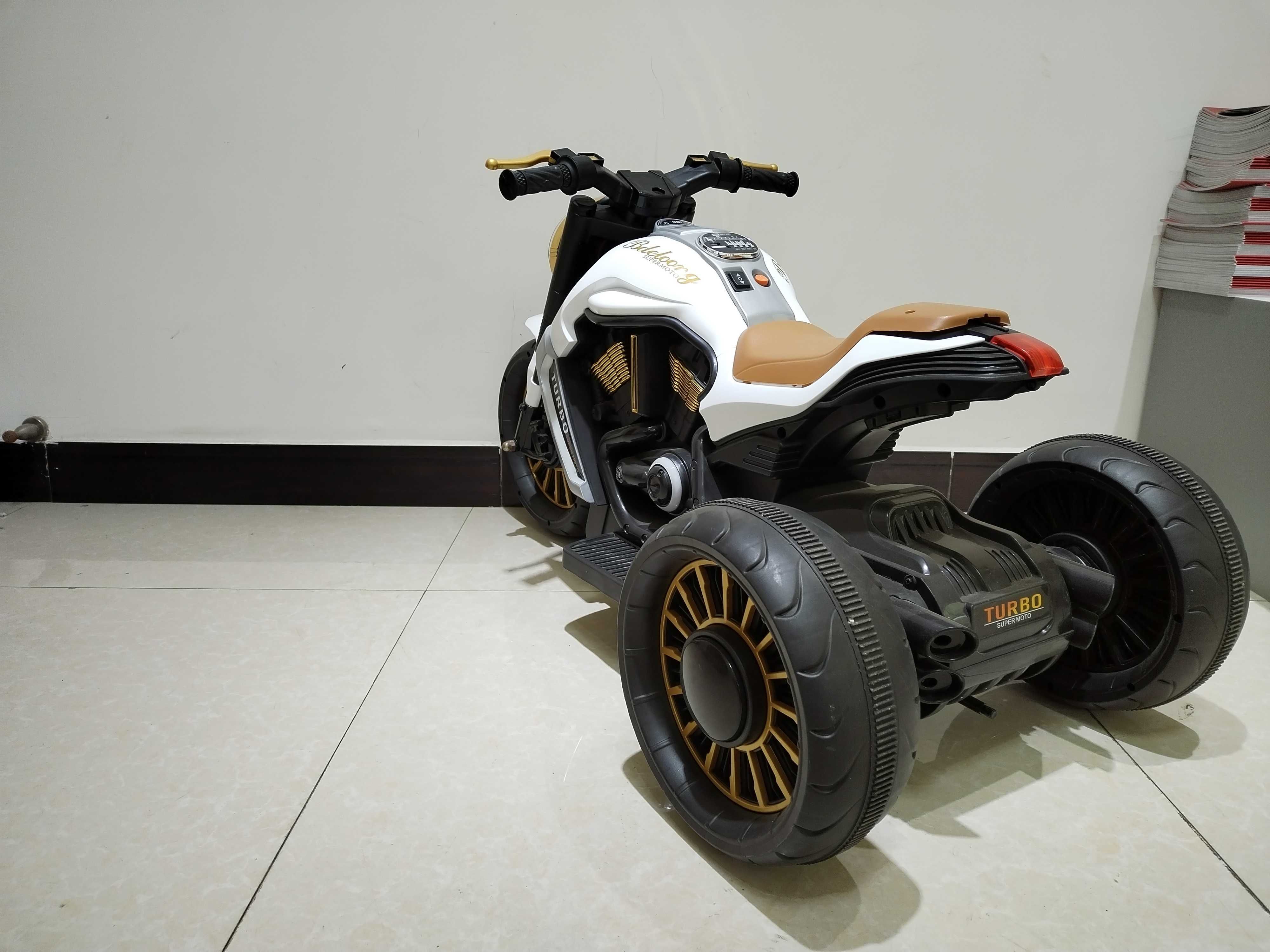 Motocicleta electricacu 3 roti Kinderauto BJDL1188 2x 35W 12V BT White