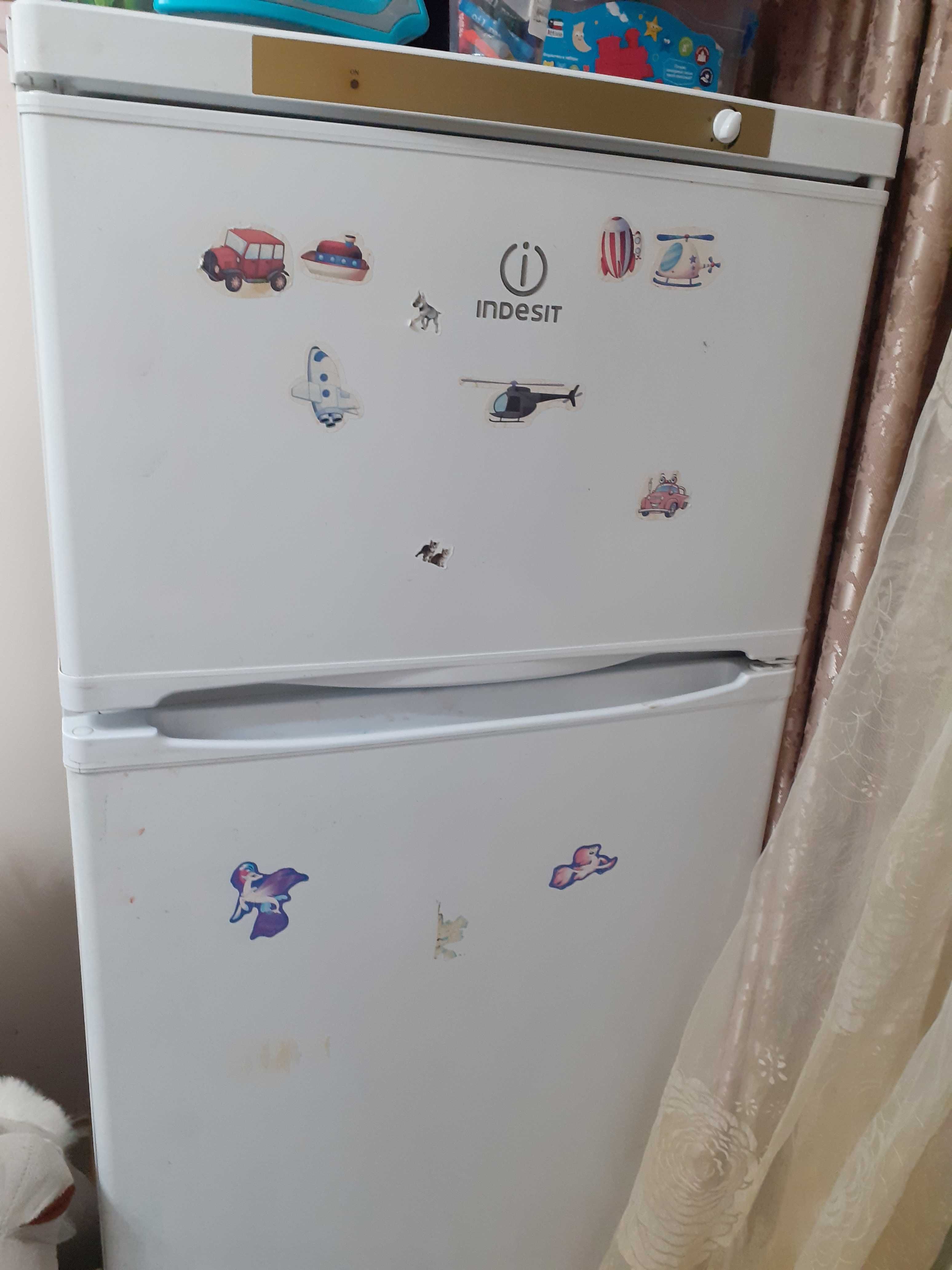 Продается холодильник indesit