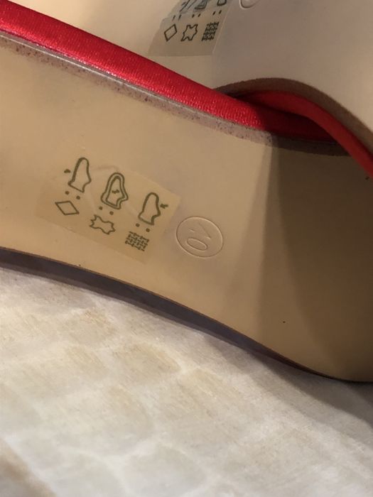 Sandale roșii, noi, nepurtate