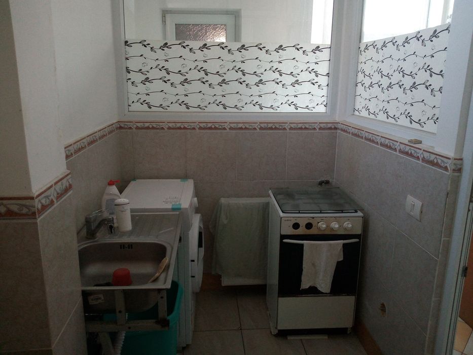 Inchiriez 3 camere decomandate cu bucatarie și baie la parter vila