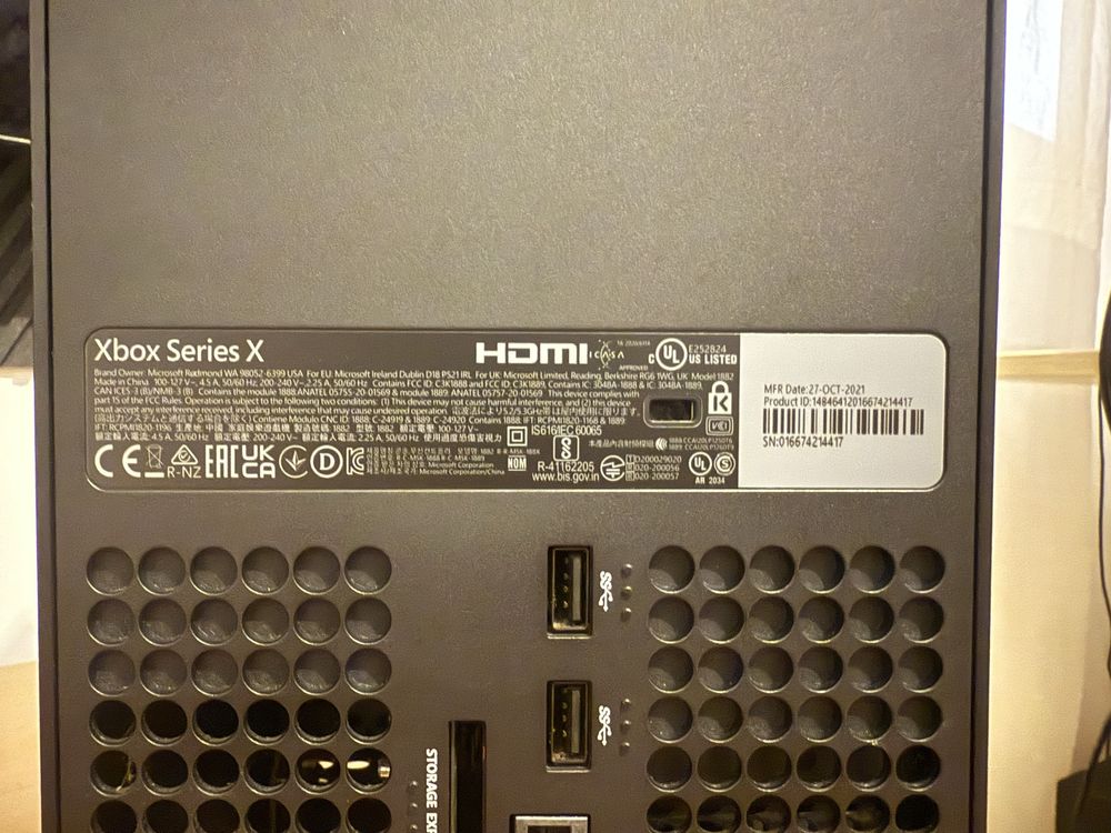 Vand consola  Xbox series X 1Tb impecabila