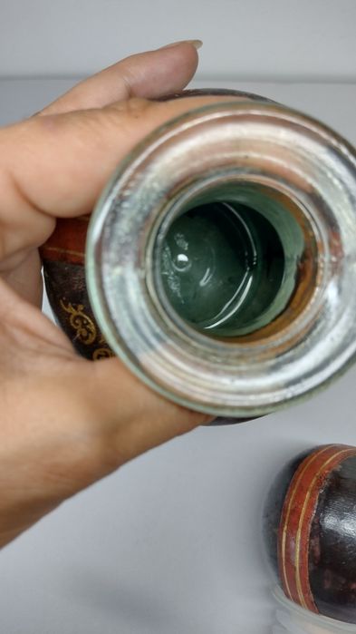 Винтидж стъклена гарафа, декорирана с кожа. Декор грозде и злато