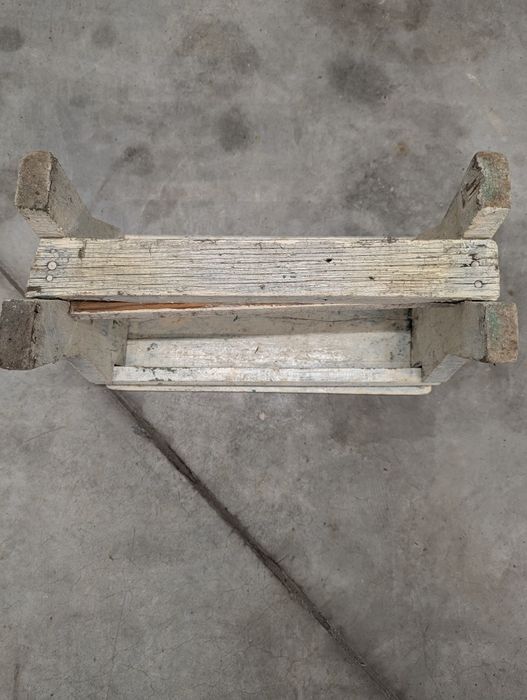 Старо дървено столче