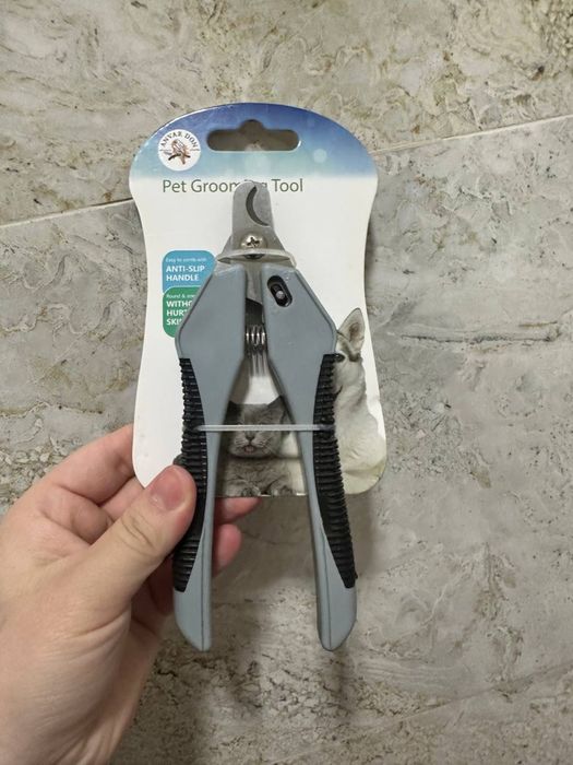 Миска,Щетка для вычесывания,когтирезка ,спрей для лотка.