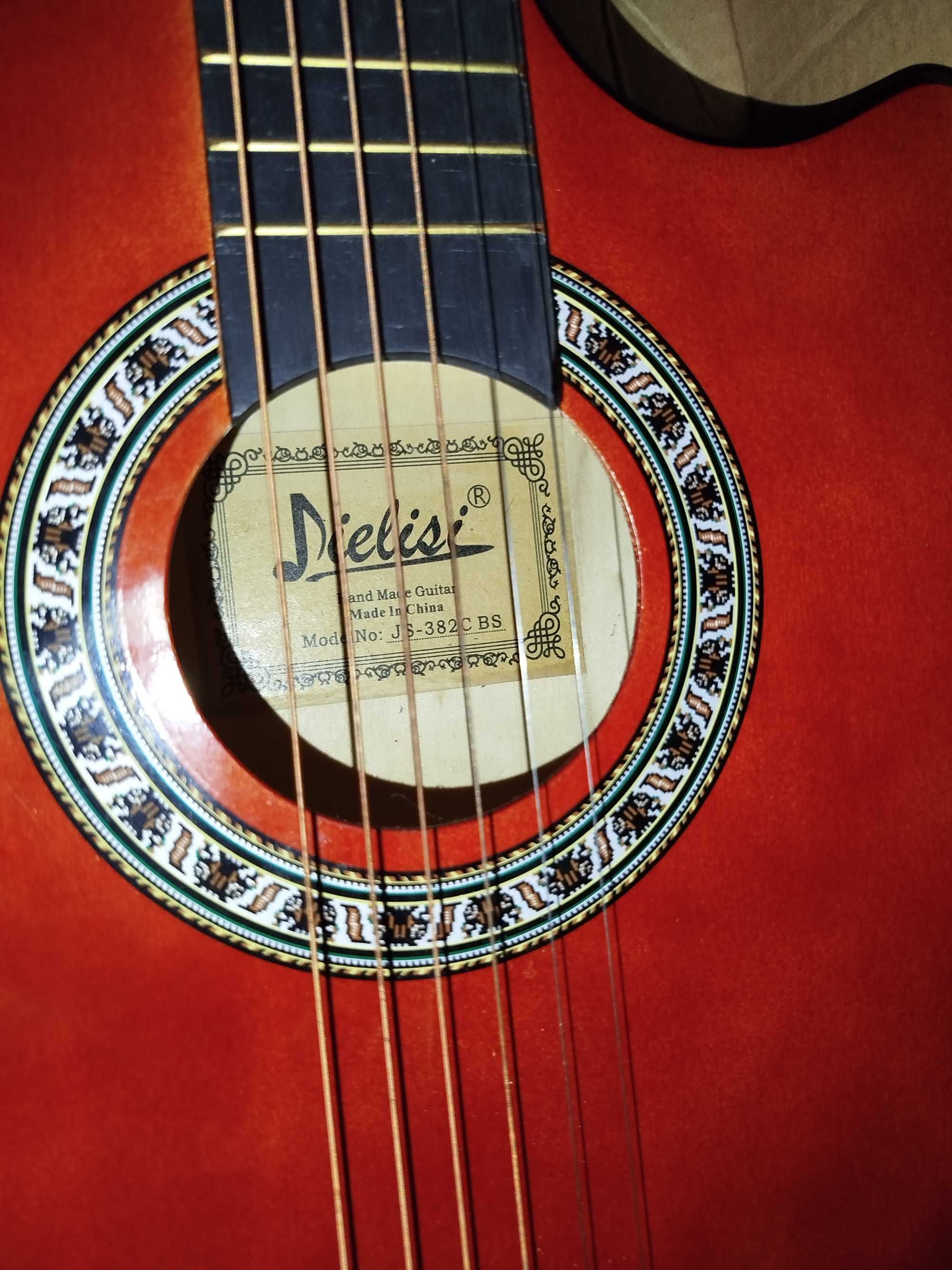 Gitara qizgʻish rang.Akustik turi.Juda ham kam ishlatilgan.