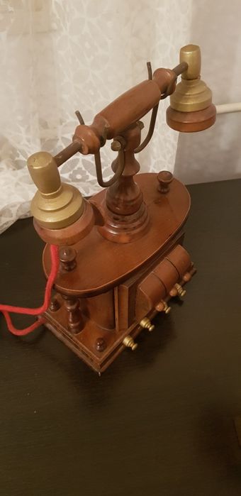 Telefon vechi pentru decor, sub forma de cutie.