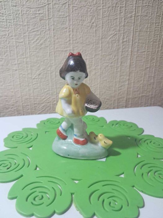 Статуэтка фарфоровая "Девочка кормит цыплят"