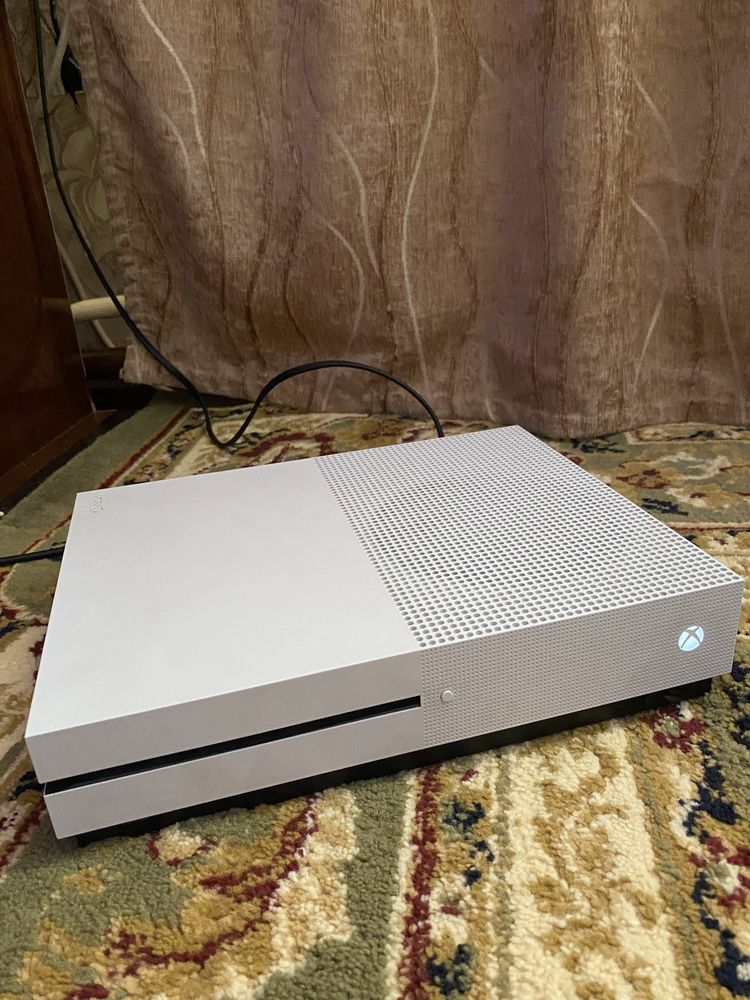 Продам Xbox one s в идеальном состоянии