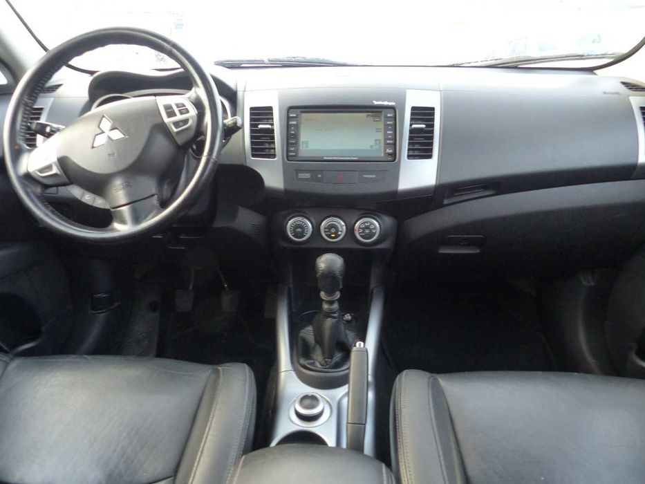 Mitsubishi Outlander 2