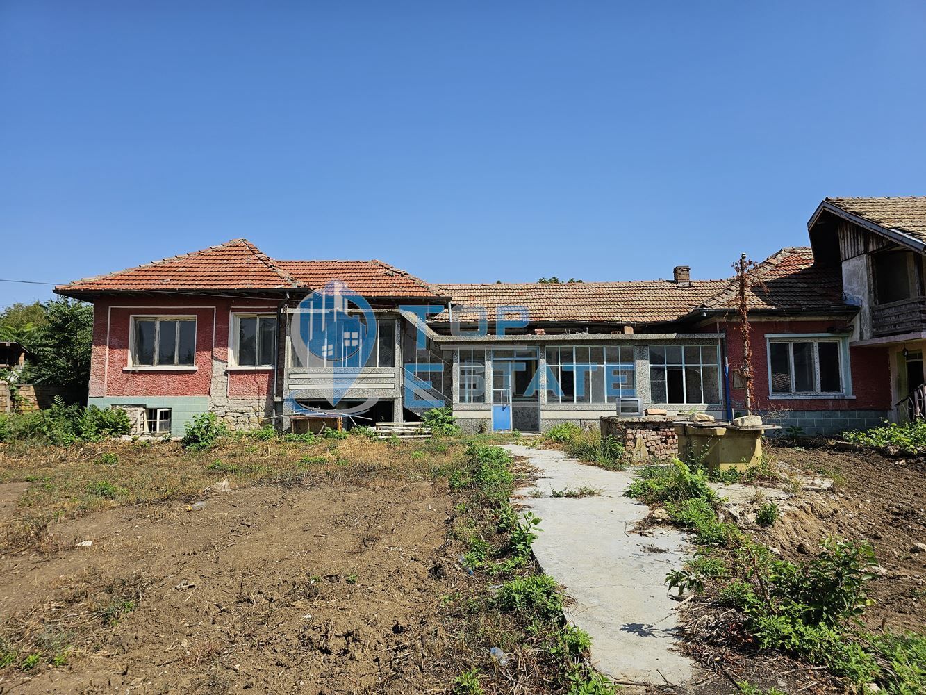 Просторна тухлена къща с голям двор в с. Първомайци
