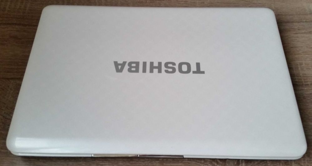 ноутбук Toshiba +сумка+мышка
