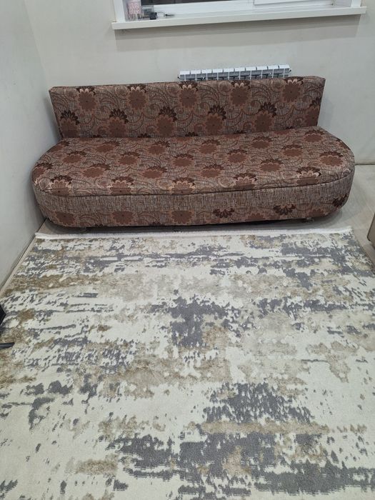 Диван б/у ,  раскладывается . Состояние среднее.