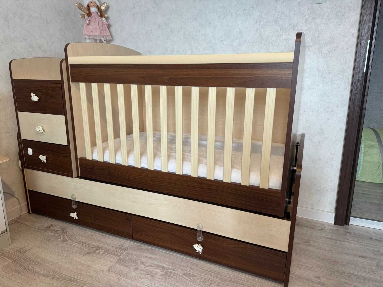 Детско легло с люлеещ механизъм отлично състояние