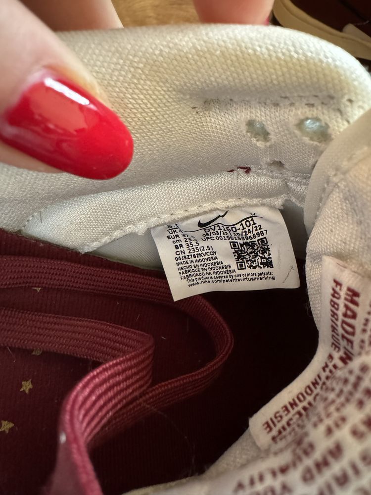 Nike air force със златна емблема