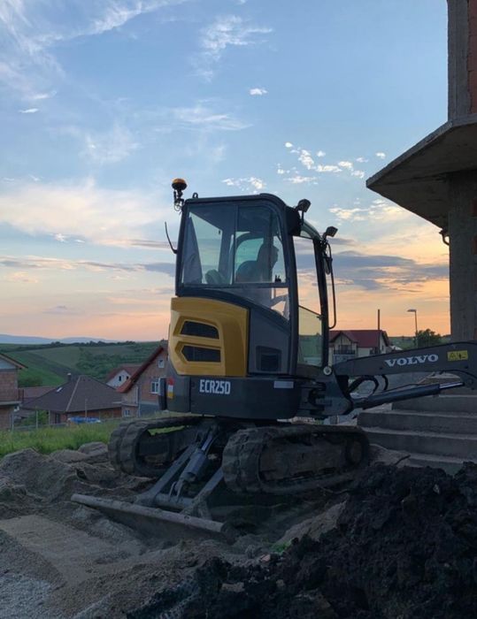 Executăm săpături.Miniexcavator de închiriat,burghiu,foreză