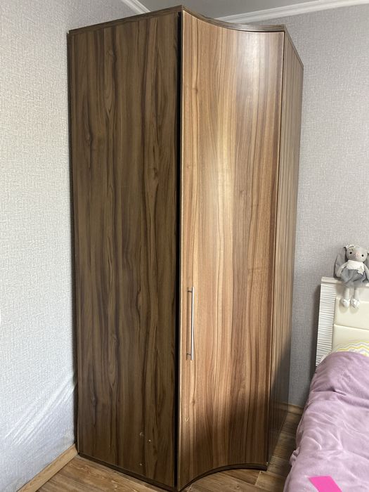 Шкаф вместительный для спальни