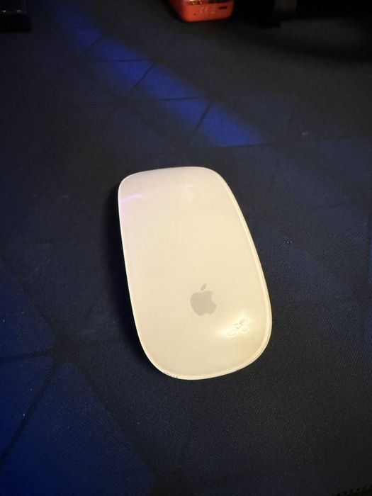 MacBook 2017 cu mouse Apple