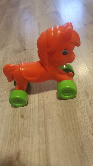 Calut de plastic cu roti