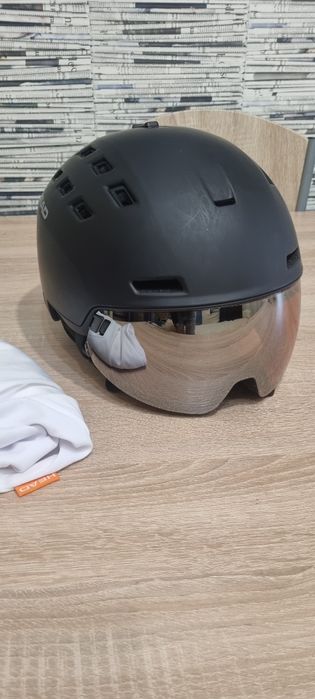 Cască de schi cu vizor pentru adulți.