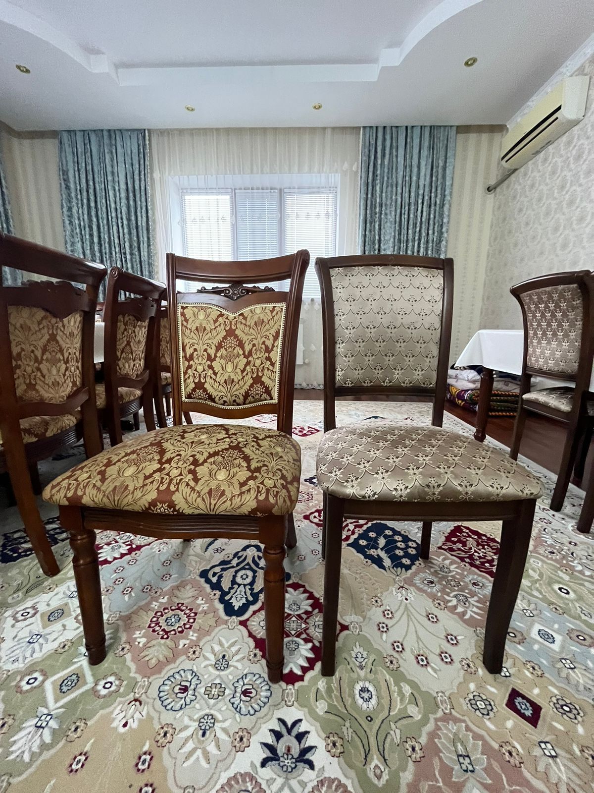 Гостиный стол со стулями