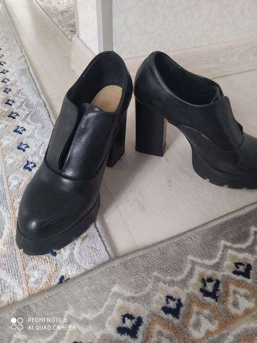 Срочно продаю туфли на высоких каблуках, недорого.