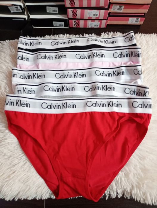 Комплект дамско бельо високо качество. По  5 броя в кутия.