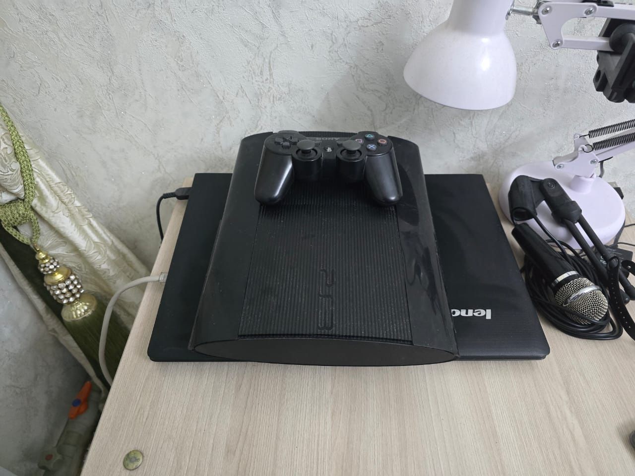 Плейстейшен 3в отличном состоянии 2 жостика прошитый с игроми 15