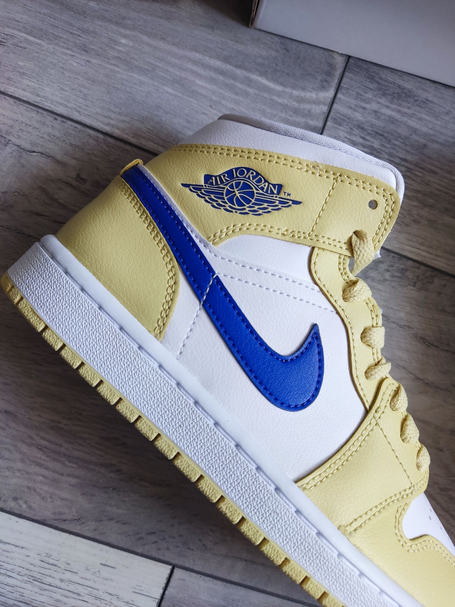 Air Jordan 1 Mid Lemon