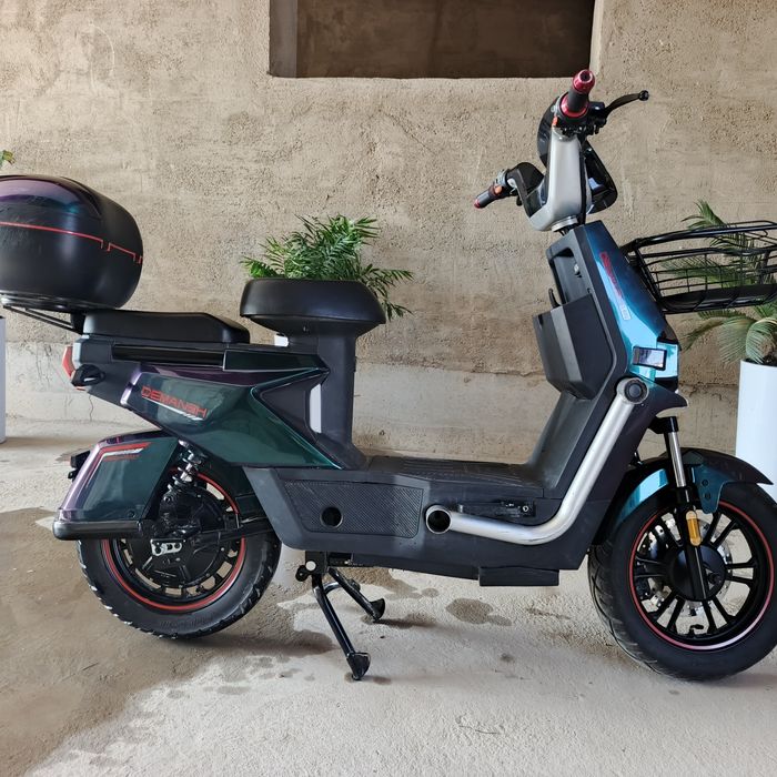 Skuter sotiladi 6 ta akumlyatorli