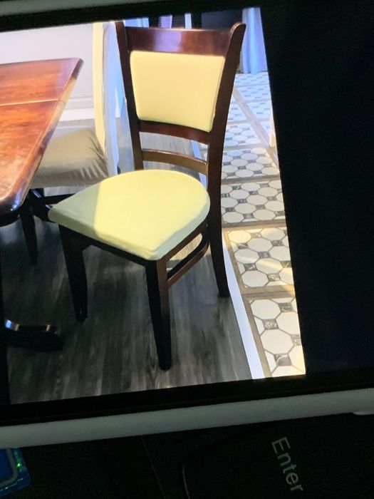 Красива масивна,разтегателна маса със столове.За ценители.