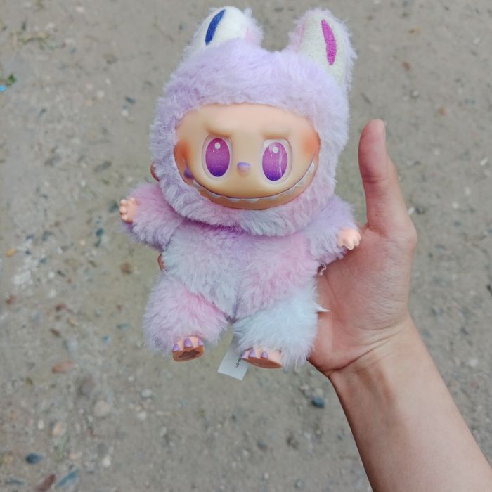 Продаю лабубу есть ещё голубая с той же серии