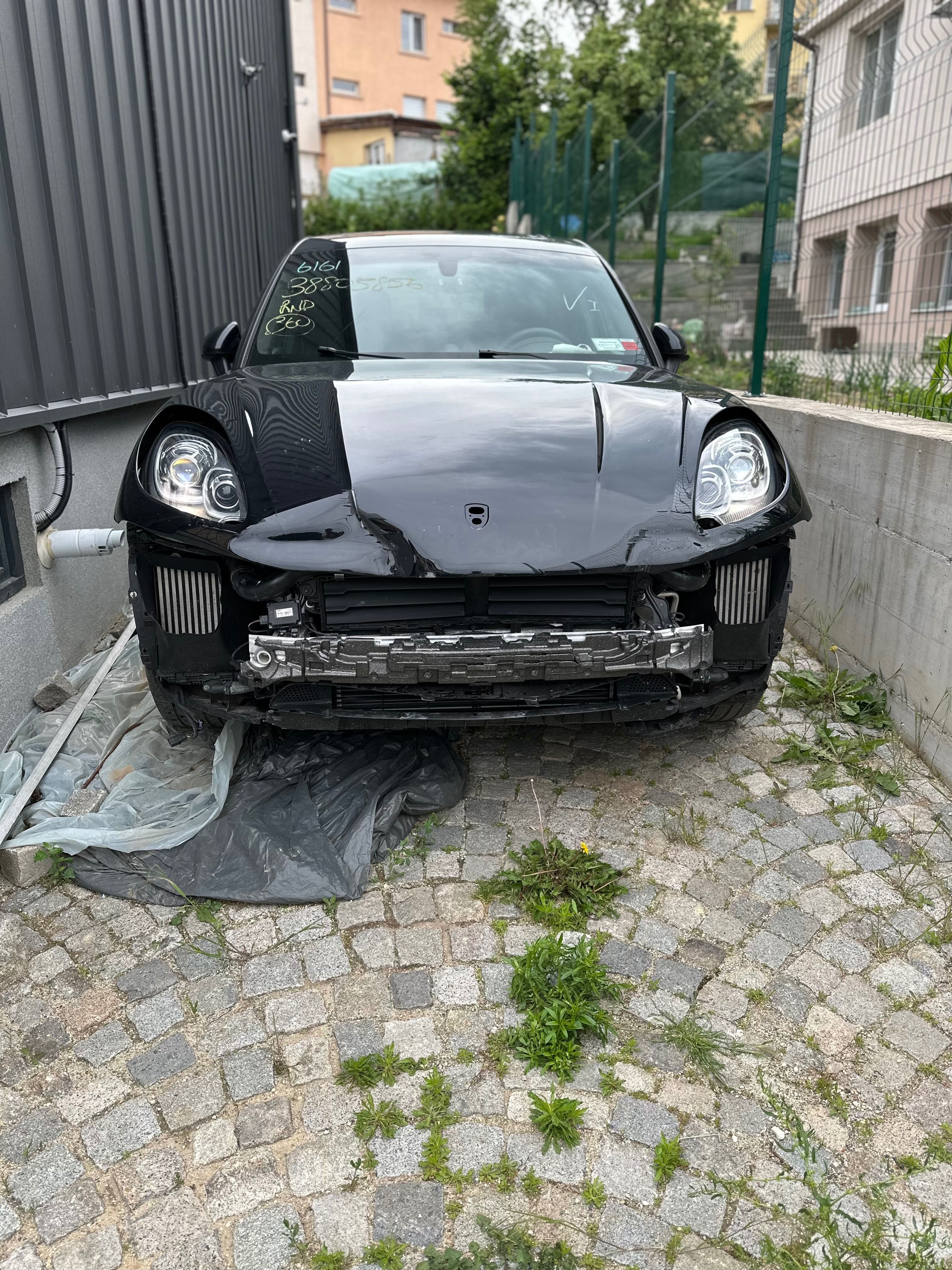 Продавам ударен капак за Porsche Macan