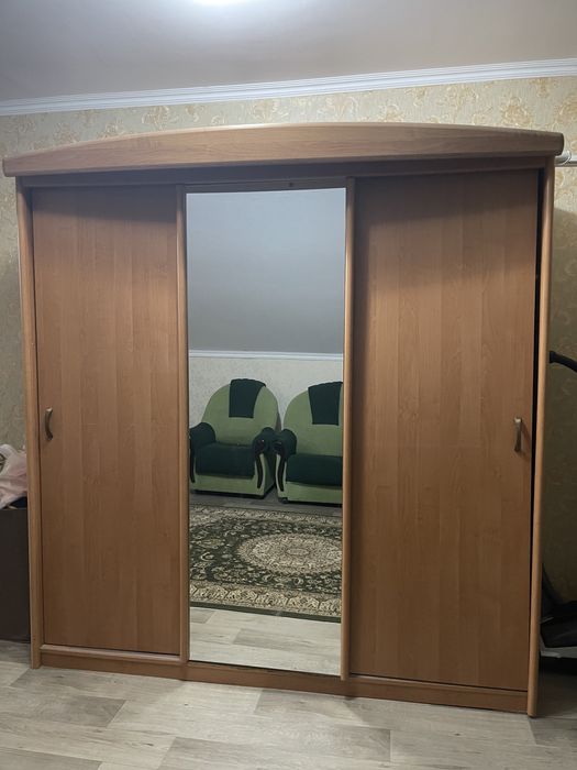 Продам шкаф с зеркалом