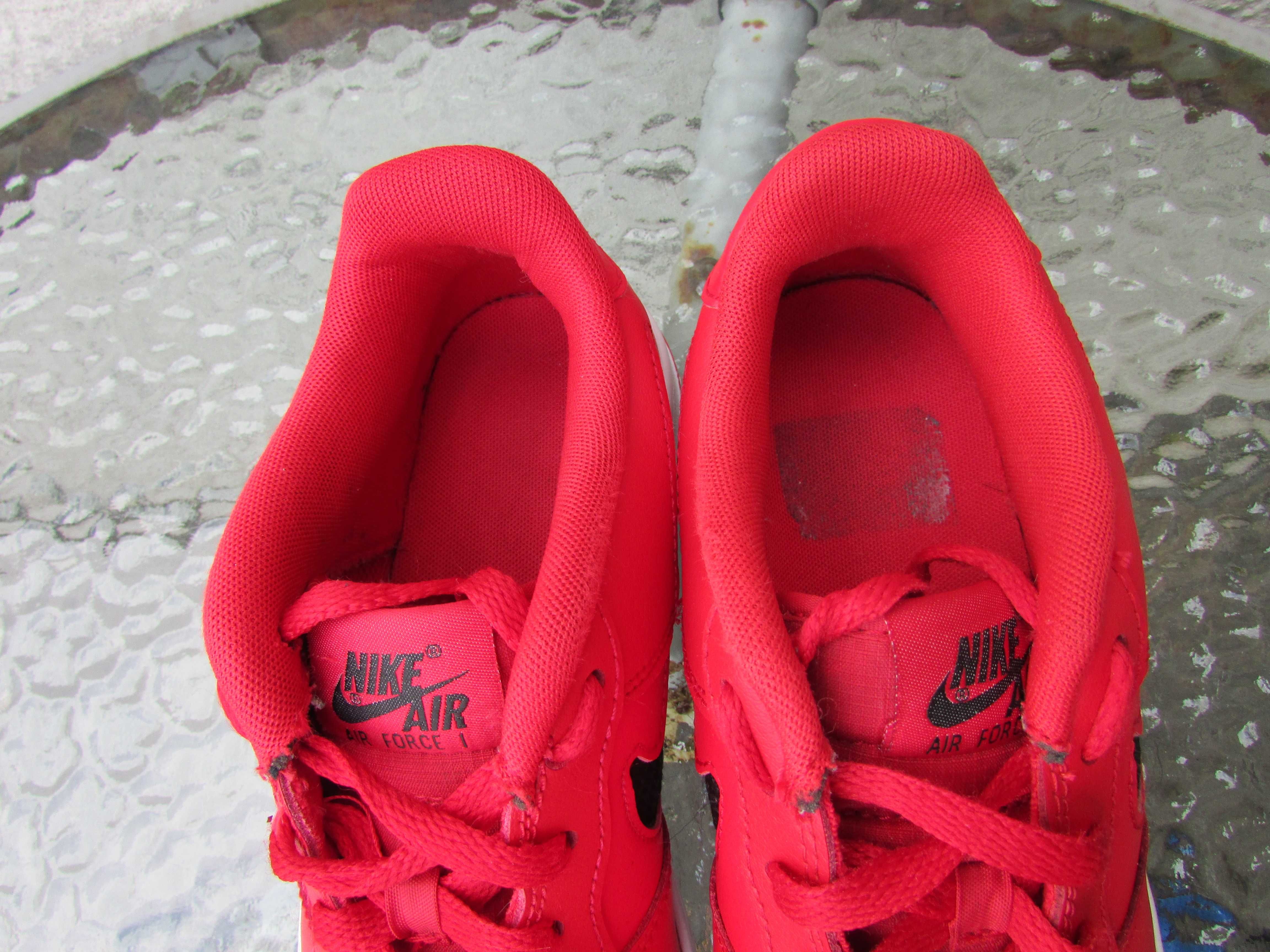 Маратонки Nike Air Force 1 '07 'University Red'
