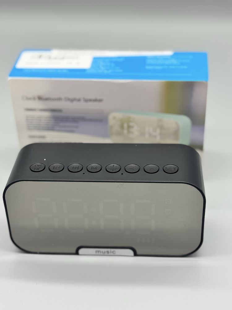 Стилен LED часовник с Bluetooth колонка, FM радио и аларма